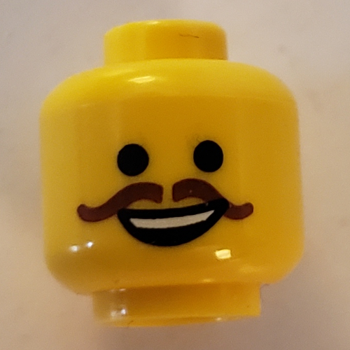 Tête de minifigurine Emmet, ouvert Sourire de la bouche et bouclé brun rougeâtre Moustache motif imprimé (Minifig Head Emmet, Open Mouth Smile and Curly Reddish Brown Moustache Print)