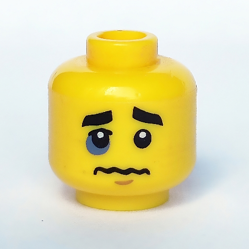 Boxeur tête minifigurine, sourcils, pupilles blanches, sourire ouvert avec les dents de rangée supérieure d'or / œil noir, lèvres tordues et motif imprimé look triste (Minifig Head Boxer, Eyebrows, White Pupils, Open Smile with Gold Upper Row Teeth / Black Eye, Crooked Lips and Sad Look Print)