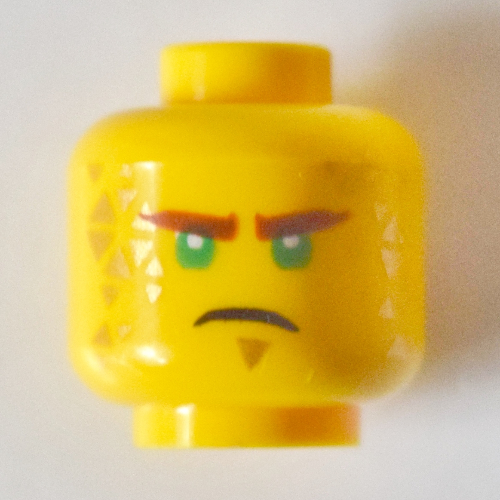 Tête de minifigurine Lloyd, sourcils bruns, yeux verts, triangles (Minifig Head Lloyd, Brown Eyebrows, Green Eyes, Triangles)