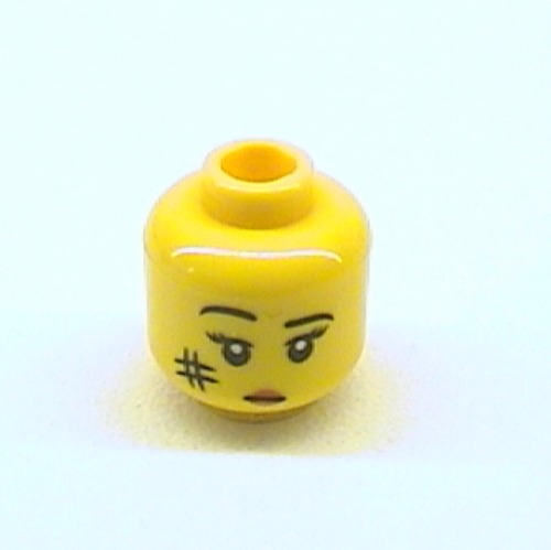 Tête de minifigurine Cavewoman, sourcils, cils, courte ligne bouche avec lèvres rouges, tache sur motif imprimé joue (Minifig Head Cavewoman, Eyebrows, Eyelashes, Short Line Mouth with Red Lips, Smudge on Cheek Print)