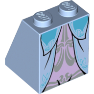 Brique inclinée 65° 2 x 2 x 2 avec robe superposée, garniture bleu clair ornée, panneau central lavande avec motif imprimé de garniture argentée (Brick Sloped 65° 2 x 2 x 2 with Layered Dress, Ornate Light Blue Trim, Lavender Middle Panel with Silver Trim Print)