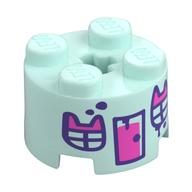 Visuel indicatif Rebrickable de Brique ronde 2 x 2 avec porte rose foncé, fenêtres avec motif imprimé Oreilles de chat (Brick Round 2 x 2 with Dark Pink Door, Windows with Cat Ears Print)