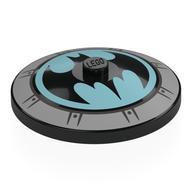 Visuel indicatif Rebrickable de Plat 4 x 4 inversé [radar] avec chapeau de moyeu en argent, Batman symbole sur fond azur moyen motif imprimé (Dish 4 x 4 Inverted [Radar] with Silver Hub Cap, Batman Symbol on Medium Azure Background Print)