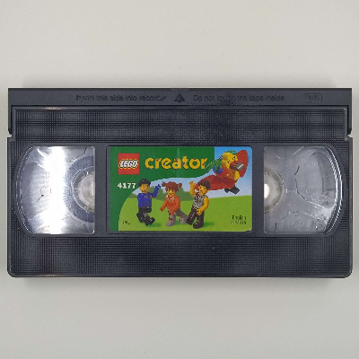Cassette vidéo, 4177 histoires de construction avec nana oiseau (Video Tape, 4177 Building Stories with NaNa Bird)