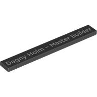 Visuel indicatif Rebrickable de Tuile 1 x 8 avec motif imprimé 'Dagny Holm - Master Builder' (Tile 1 x 8 with 'Dagny Holm - Master Builder' Print)