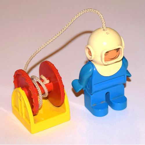 Visuel indicatif Rebrickable de Figurine Duplo, précoce, casque de plongée blanc, jambes bleues, avec 'Hose' attaché et bobine rouge (Duplo Figure, Early, Diving Helmet White, Blue Legs, with Attached 'Hose' and Red Reel)