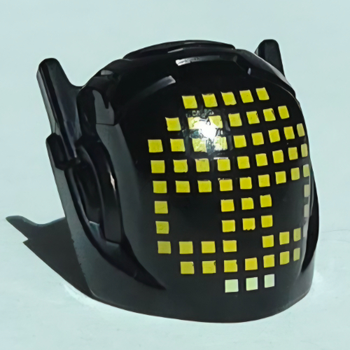 Casque avec antenne et motif imprimé crâne jaune pixelisé (Helmet with Antennae and Pixelated Yellow Skull Print)