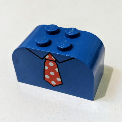 Visuel indicatif Rebrickable de Brique courbée 2 x 4 x 2 double avec cravate Motif imprimé rouge (Brick Curved 2 x 4 x 2 Double with Necktie Red Print)