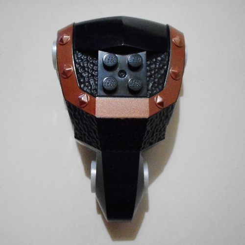 Visuel indicatif Rebrickable de Torse de grande taille avec motif imprimé Karzon (avant noir et garniture en cuivre) brique 2 x 2 Relief (Série 3) (Large Figure Torso with Karzon Print (Black Front and Copper Trim) Brick 2 x 2 Relief (Series 3))
