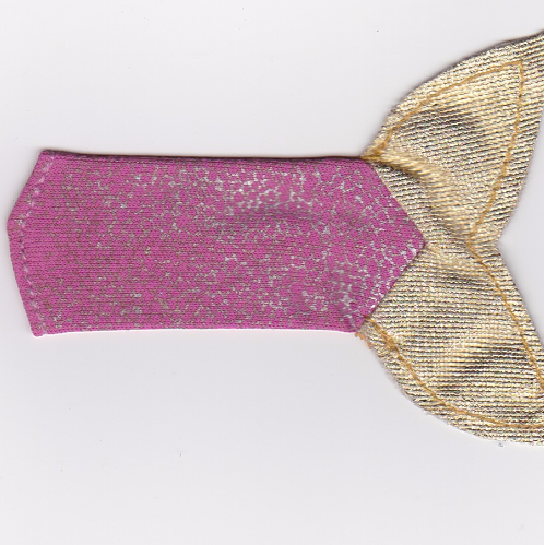 Belville, queue de poisson, enfant avec nageoires dorées, taches roses foncées, motif imprimé par recouvrement argenté (Belville, Fishtail, Child with Gold Fins, Dark Pink Spots, Silver Overlay Print)