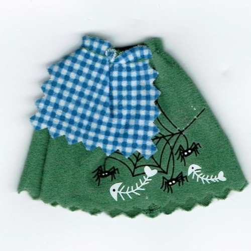 Belville, jupe, long avec araignées, toile et arêtes de poisson imprimé avec tablier à carreaux bleu et blanc (Belville, Skirt, Long with Spiders, Web and Fishbones Print with Blue and White Check Apron)