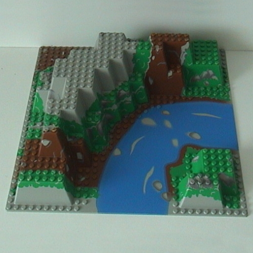 Visuel indicatif Rebrickable de Plaque de base Canyon 32 x 32 surélevé avec motif imprimé Montagne brune et verte et Rapides de rivière (Baseplate Raised 32 x 32 Canyon with Brown and Green Mountain and River Rapids Print)