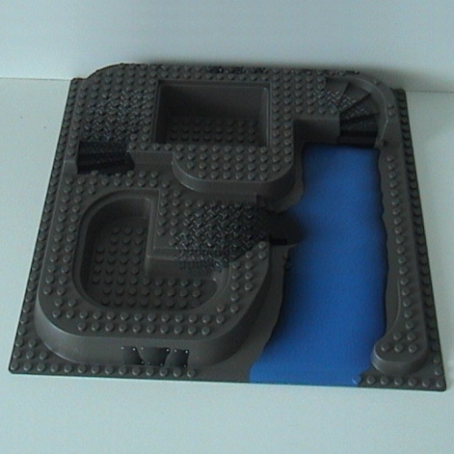 Visuel indicatif Rebrickable de Plaque de base surélevée 32 x 32 avec rampe, escaliers et deux fosses avec motif imprimé centre ogel (Baseplate Raised 32 x 32 with Ramp, Stairs, and Two Pits with Ogel Center Print)