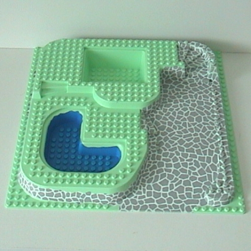 Visuel indicatif Rebrickable de Plaque de base surélevée 32 x 32 avec rampe, escaliers et deux fosses avec rampe en pierre et motif imprimé piscine bleue (Baseplate Raised 32 x 32 with Ramp, Stairs, and Two Pits with Stone Ramp and Blue Pool Print)