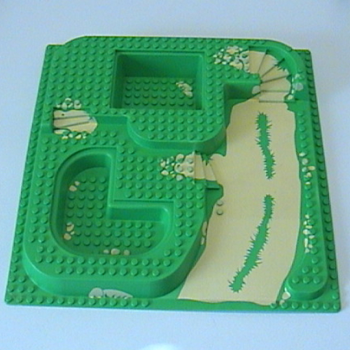 Visuel indicatif Rebrickable de Plaque de base Élevé 32 x 32 avec rampe, escalier et deux fosses avec motif imprimé de saleté jaune (Baseplate Raised 32 x 32 with Ramp, Stairs, and Two Pits with Yellow Dirt Print)