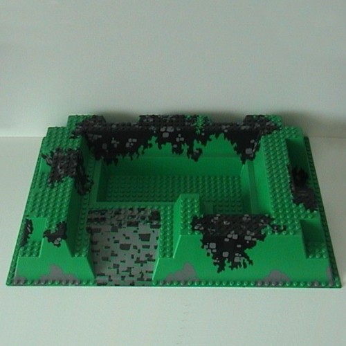 Visuel indicatif Rebrickable de Plaque de base Élevé 32 x 48 avec motif imprimé Rampe, Grande fosse, Escaliers et Pierres (Baseplate Raised 32 x 48 with Ramp, Large Pit, and Stairs and Stones Print)