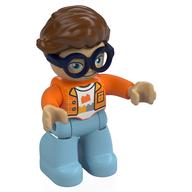 Visuel indicatif Rebrickable de Duplo figurine avec cheveux balancés droite brun rougeâtre, lunettes bleu foncé, avec des jambes azur moyen, motif imprimé chemise (Duplo Figure with Hair Swept Right Reddish Brown, Dark Blue Glasses, with Medium Azure Legs, Shirt Print)