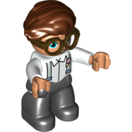 Visuel indicatif Rebrickable de Duplo figurine avec cheveux balancés droite brun rougeâtre, avec des jambes noires, chemise avec motif imprimé bretelles et lunettes brunes (Duplo Figure with Hair Swept Right Reddish Brown, with Black Legs, Shirt with Suspenders Print and Brown Glasses)