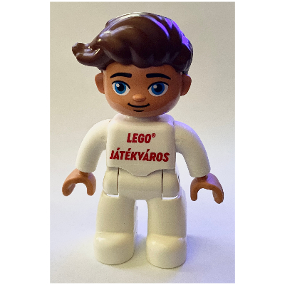 Visuel indicatif Rebrickable de Duplo figurine avec Cheveux Balayés Droits Marron Rougeâtre, avec Pieds Blancs, 'LEGO Játékváros' / LEGO Logo imprimé (Duplo Figure with Hair Swept Right Reddish Brown, with White Legs, 'LEGO Játékváros' / LEGO Logo Print)