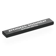 Visuel indicatif Rebrickable de Tuile 1 x 6 avec motif imprimé 'AVANGERS: DOOMSDAY SENTINEL ATTACK' (Tile 1 x 6 with White 'AVANGERS: DOOMSDAY SENTINEL ATTACK' Print)
