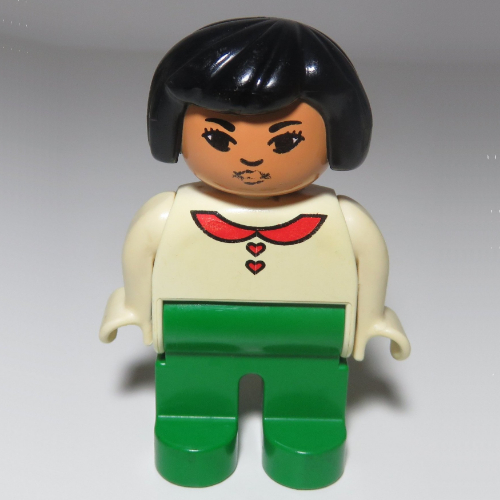 Visuel indicatif Rebrickable de Figurine Duplo, précoce, cheveux Bob noir, jambes vertes, chemisier avec rouge cœur boutons et col, lèvres motif imprimé (asiatique) (Duplo Figure, Early, Hair Bob Black, Green Legs, Blouse with Red Heart Buttons & Collar, Lips Print (Asian))