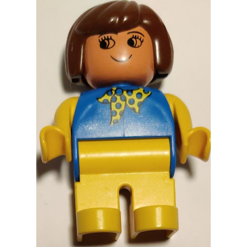 Visuel indicatif Rebrickable de Figurine Duplo, tôt, cheveux bob brun, jambes jaunes, haut bleu avec écharpe à pois jaune et bleu, motif imprimé bras jaunes (Duplo Figure, Early, Hair Bob Brown, Yellow Legs, Blue Top with Yellow and Blue Polka Dot Scarf, Yellow Arms Print)