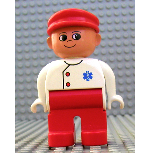 Visuel indicatif Rebrickable de Figurine Duplo, précoce, avec casquette plate rouge, jambes rouges, deux boutons rouges et motif imprimé bleu EMT Star of Life (Duplo Figure, Early, with Flat Cap Red, Red Legs, Two Red Buttons and Blue EMT Star of Life Print)