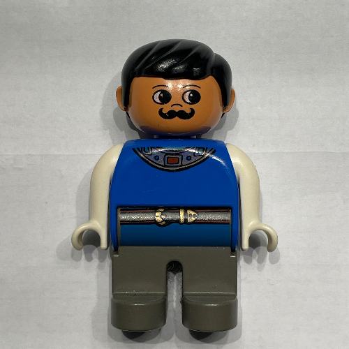 Visuel indicatif Rebrickable de Figurine Duplo, précoce, aux cheveux courts, noirs, jambes gris foncé, bras blancs, moustache (acteur) (Duplo Figure, Early, with Short Parted Hair Black, Dark Gray Legs, White Arms, Moustache (Actor))