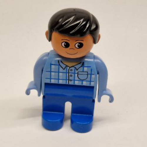 Visuel indicatif Rebrickable de Figurine Duplo, tôt, avec des cheveux courts séparés noir, jambes bleues, chemise à carreaux avec poche et col motif imprimé (Duplo Figure, Early, with Short Parted Hair Black, Blue Legs, Plaid Shirt with Pocket and Collar Print)