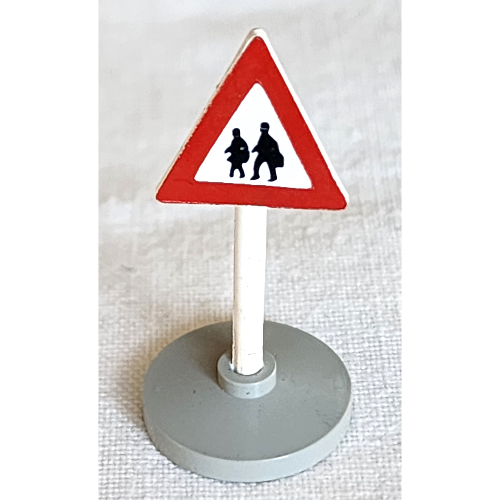 Visuel indicatif Rebrickable de Panneau routier ancien triangle avec passage piéton 2 personnes motif imprimé & base type 2 (Road Sign Old Triangle with Pedestrian Crossing 2 People Print & Type 2 Base)