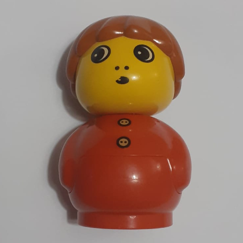 Visuel indicatif Rebrickable de Primo figurine Boy avec Base Rouge, Motif imprimé boutons, Cheveux Orange Foncé (Primo Figure Boy with Red Base, Buttons Print, Dark Orange Hair)