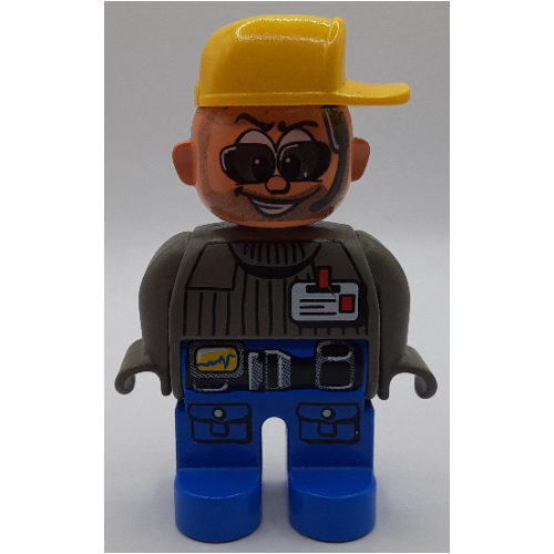 Visuel indicatif Rebrickable de Figurine Duplo, début, casquette jaune, pattes bleues, badge id avec ceinture, lunettes de soleil motif imprimé (action wheeler) (Duplo Figure, Early, Cap Yellow, Blue Legs, ID Badge with Belt, Sunglasses Print (Action Wheeler))