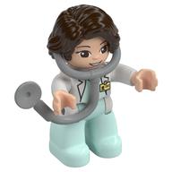 Visuel indicatif Rebrickable de Duplo figurine avec côté cheveux séparés brun foncé, jambes vert d’eau clair, haut blanc avec badge d'identification, bras blancs, stéthoscope attaché (médicament) (Duplo Figure with Hair Side Parted Dark Brown, Light Aqua Legs, White Top with ID Badge, White Arms, Attached Stethoscope (Medic))