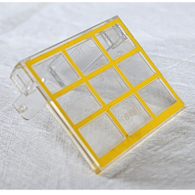 Visuel indicatif Rebrickable de Porte de garage solide (sans contrepoids) - vieux avec gonds avec cadre jaune motif imprimé (Garage Door Solid (without Counterweights) - Old with Hinge Pins with Yellow Frame Print)