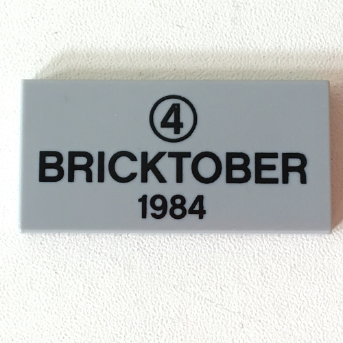 Visuel indicatif Rebrickable de Tuile 2 x 4 avec motif imprimé noir '4' en cercle et 'BRICKTOBER 1984' (Tile 2 x 4 with Black '4' in Circle and 'BRICKTOBER 1984' Print)