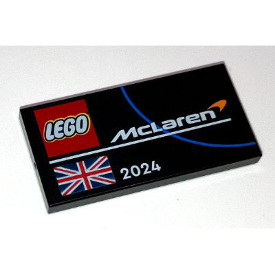 Visuel indicatif Rebrickable de Tuile 2 x 4 avec logo LEGO, logo McLaren, drapeau de Grande-Bretagne et motif imprimé 2024 (Tile 2 x 4 with Lego Logo, McLaren Logo, Great Britain Flag and 2024 Print)