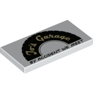 Visuel indicatif Rebrickable de Tuile 2 x 4 avec pneu noir moitié avec beige 'Jo's Garage' et noir 'BY ACCIDENT WE MEET' motif imprimé (Tile 2 x 4 with Black Tire Half with Tan 'Jo's Garage' and Black 'BY ACCIDENT WE MEET' Print)