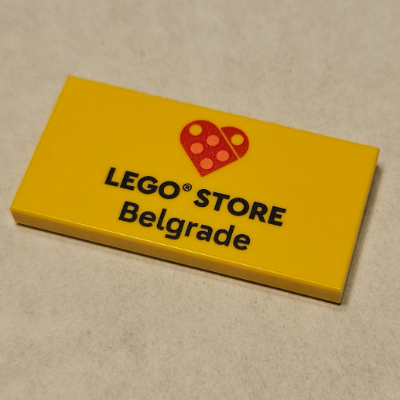 Visuel indicatif Rebrickable de Tuile 2 x 4 avec motif imprimé 'Heart LEGO STORE Belgrade' (Tile 2 x 4 with 'Heart LEGO STORE Belgrade' Print)