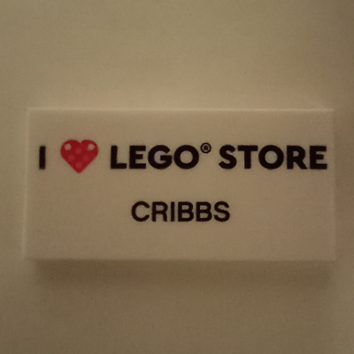 Visuel indicatif Rebrickable de Tuile 2 x 4 avec motif imprimé 'I heart LEGO® STORE CRIBBS' (Tile 2 x 4 with 'I heart LEGO® STORE CRIBBS' Print)