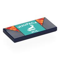 Visuel indicatif Rebrickable de Tuile 2 x 4 avec Kacket, col rouge/jaune, chemise turquoise foncée, 'WAYUPACA WIS.', motif imprimé Cerf (Tile 2 x 4 with Kacket, Red/Yellow Collar, Dark Turquoise Shirt, 'WAYUPACA WIS.', Deer Print)