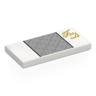 Visuel indicatif Rebrickable de Tuile 2 x 4 avec rectangle argenté, motif imprimé or 'FD' (Tile 2 x 4 with Silver Rectangle, Gold 'FD' Print)