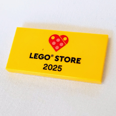 Visuel indicatif Rebrickable de Tuile 2 x 4 avec motif imprimé 'Heart LEGO STORE 2025' (Tile 2 x 4 with 'Heart LEGO STORE 2025' Print)