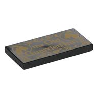 Visuel indicatif Rebrickable de Tuile 2 x 4 avec l'or 'the Old Guarded Inn', chèvres, décorations motif imprimé (Tile 2 x 4 with Gold 'the Old Guarded Inn', Goats, Decorations Print)