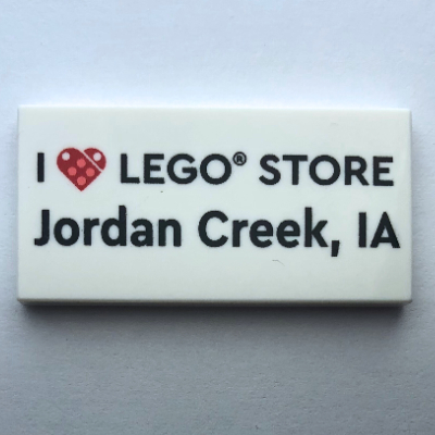 Visuel indicatif Rebrickable de Tuile 2 x 4 avec motif imprimé 'I Heart LEGO STORE Jordan Creek, IA' (Tile 2 x 4 with 'I Heart LEGO STORE Jordan Creek, IA' Print)