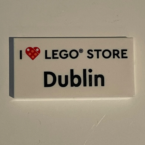 Visuel indicatif Rebrickable de Tuile 2 x 4 avec motif imprimé 'I heart LEGO STORE Dublin' (Tile 2 x 4 with 'I heart LEGO STORE Dublin' Print)
