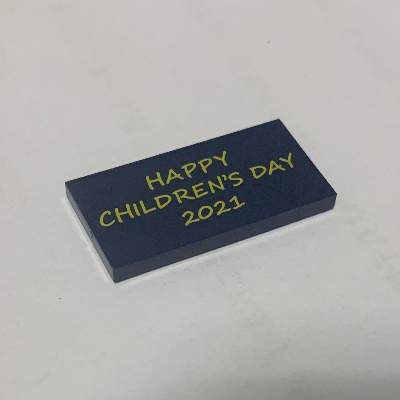 Visuel indicatif Rebrickable de Tuile 2 x 4 avec motif imprimé or 'HAPPY CHILDREN'S DAY 2021' (Tile 2 x 4 with Gold 'HAPPY CHILDREN'S DAY 2021' Print)