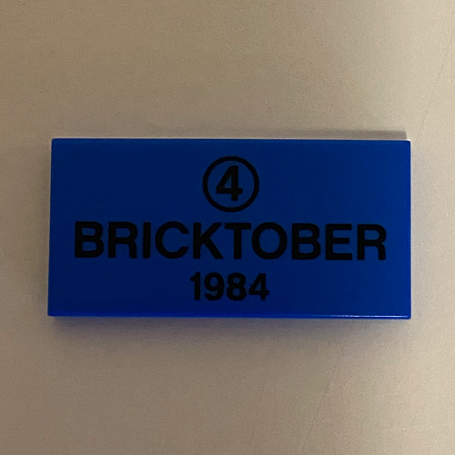 Visuel indicatif Rebrickable de Tuile 2 x 4 avec '4' en cercle, motif imprimé 'BRICKTOBER 1984' (Tile 2 x 4 with '4' in Circle, 'BRICKTOBER 1984' Print)
