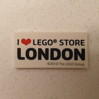 Visuel indicatif Rebrickable de Tuile 2 x 4 avec motif imprimé 'I Heart LEGO STORE LONDON' (Tile 2 x 4 with 'I Heart LEGO STORE LONDON' Print)