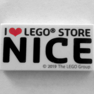 Visuel indicatif Rebrickable de Tuile 2 x 4 avec motif imprimé 'I heart LEGO® STORE NICE' (Tile 2 x 4 with 'I heart LEGO® STORE NICE' Print)