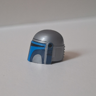 Casque Mandalorian avec Trous, bleu et bleu foncé imprimé et motif imprimé noir sur le côté gauche (Helmet Mandalorian with Holes, Blue and Dark Blue Print and Black Print on the Left-hand Side)
